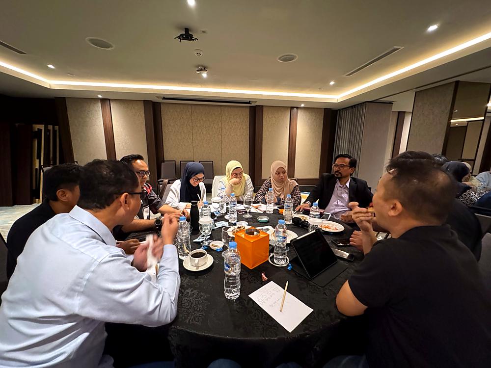 Franchise business owners in a roundtable discussion